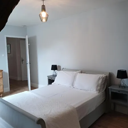 Large 3 Bedroom In The Grounds Of A Chateau Apartment *