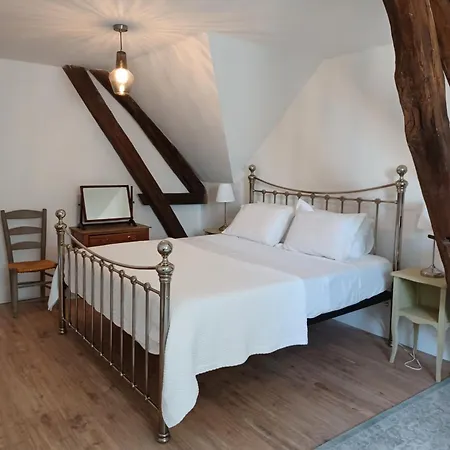 Large 3 Bedroom In The Grounds Of A Chateau