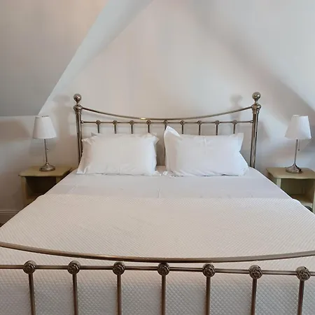 Large 3 Bedroom In The Grounds Of A Chateau Apartment *